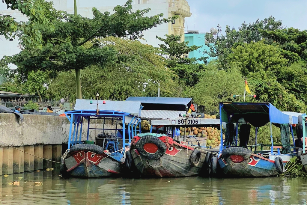 Ferries-that-get-visitors-to-Phu-Chau-floating-temple-Saigon