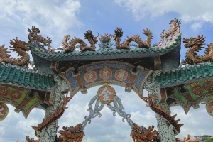 The-porcelain-dragons-placed-around-the-Phu-Chau-Floating-Temple